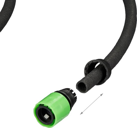 Close-up van een zwarte druppelslang met een groene connector, die losgekoppeld wordt.
