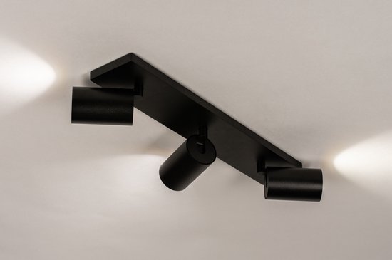 Plafonnier noir avec trois spots orientables sur une barre noire.