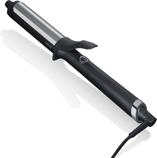 Ghd Curve Soft Curl Tong, zwart met zilveren cilinder en een zwart snoer.