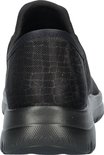 Achterkant van een zwarte Skechers instapper met mesh stof.