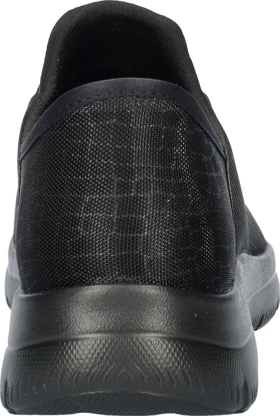 Achterkant van een zwarte Skechers instapper met mesh stof.