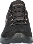 Voorkant van een zwarte Skechers instapper met koperkleurige veteroogjes en 'S' logo.