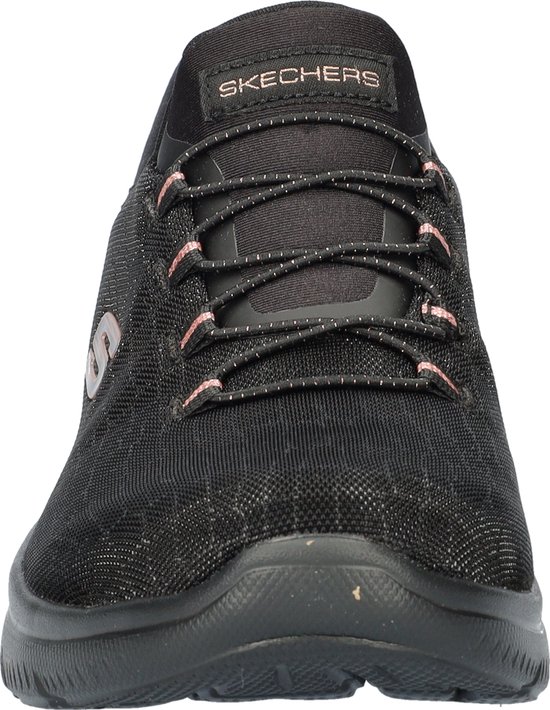 Voorkant van een zwarte Skechers instapper met koperkleurige veteroogjes en 'S' logo.