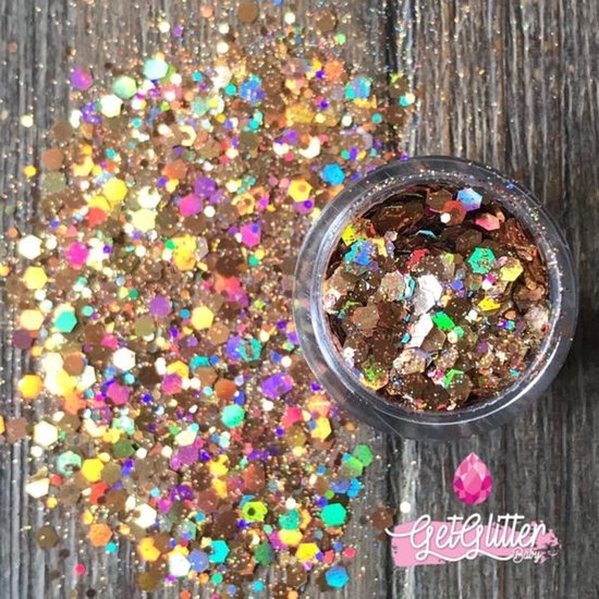 Losse, veelkleurige en gouden chunky glitters in en rond een potje.
