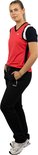 Vrouw in zwarte trainingsbroek en rode sporttop met marineblauwe mouwen, zijaanzicht.