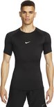 Man in zwart Nike Pro sportshirt met korte mouwen en swoosh logo.