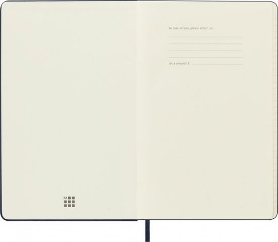 Gelinieerde pagina's van een donkerblauw Moleskine notitieboek, met contactgegevens voor verlies.