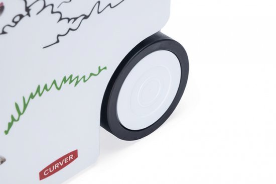 Detail van een zwart wiel met een witte velg op een witte kunststof container.