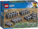 LEGO City treinrails: 4x rechte rails, 8x bochtrails, 8x flexibele rails en wisselstukken.