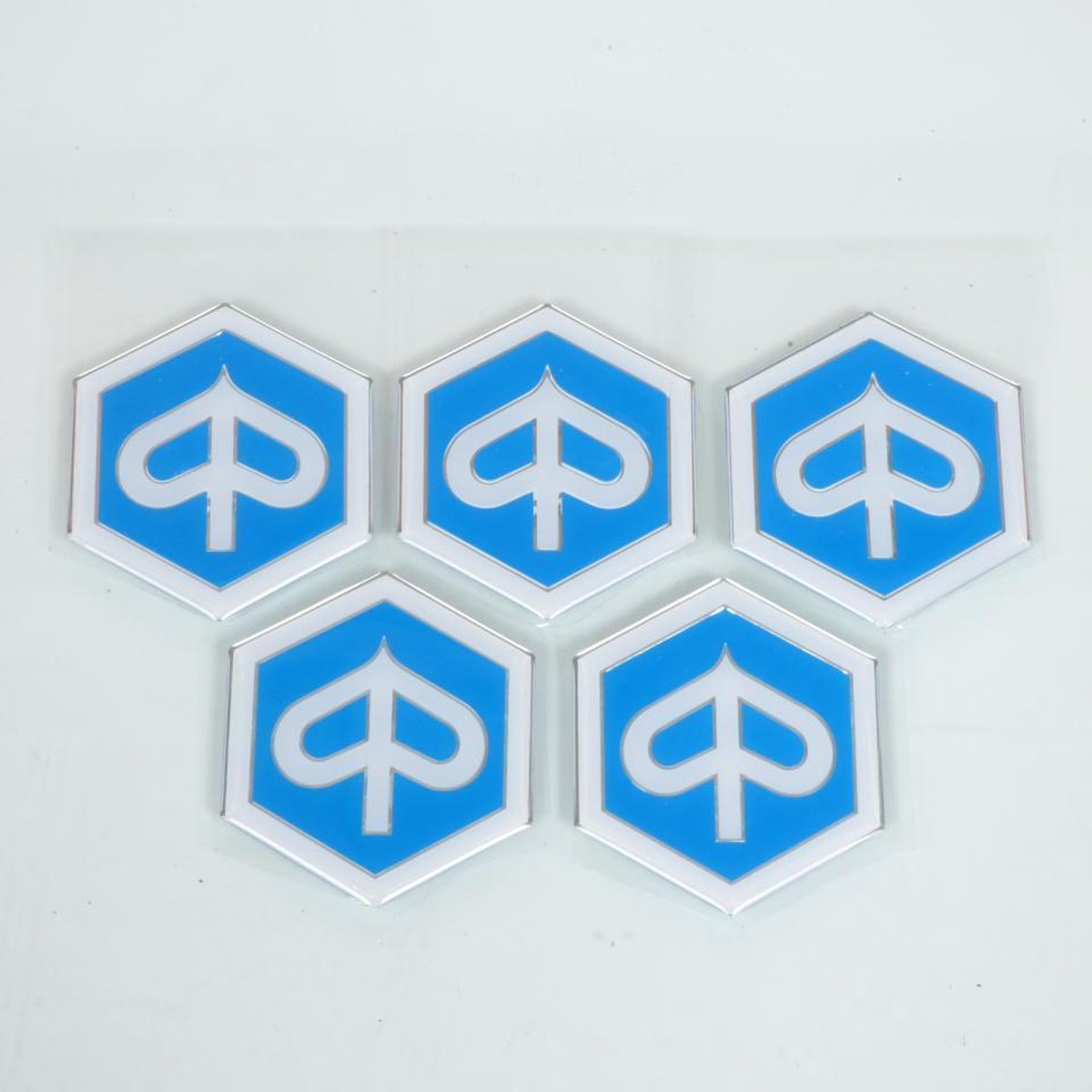 verpakking van 5 logo stickers embleme voor scooter piaggio 300 mp3 2009 tot 2014 62x55mm