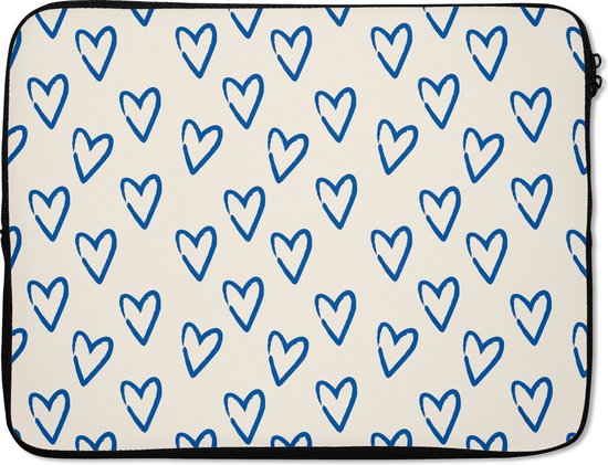 Laptophoes met beige ondergrond en blauwe hartjesprint.