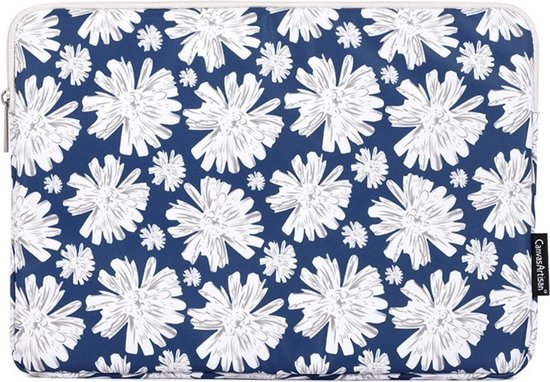 Leren laptoptas met witte bloemenprint op een donkerblauwe achtergrond.