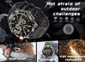 Zilveren smartwatch met groen, geperforeerd bandje, display toont dag, datum en tijd, naast afbeeldingen van buitengebruik.