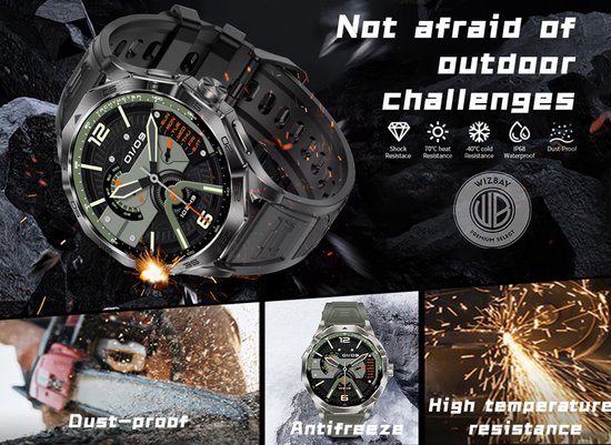 Zilveren smartwatch met groen, geperforeerd bandje, display toont dag, datum en tijd, naast afbeeldingen van buitengebruik.