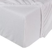 Hoek van een wit molton hoeslaken op een matras. De hoes is rondom voorzien van elastiek.