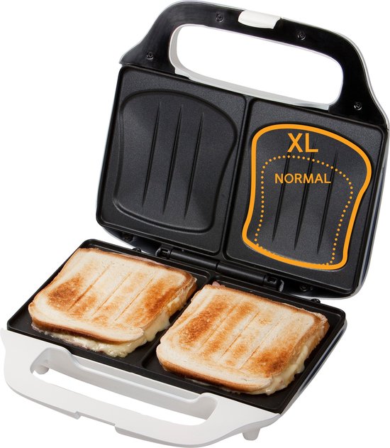 Appareil à croque-monsieur blanc ouvert avec deux sandwichs grillés. L'intérieur a des marquages XL et Normal.