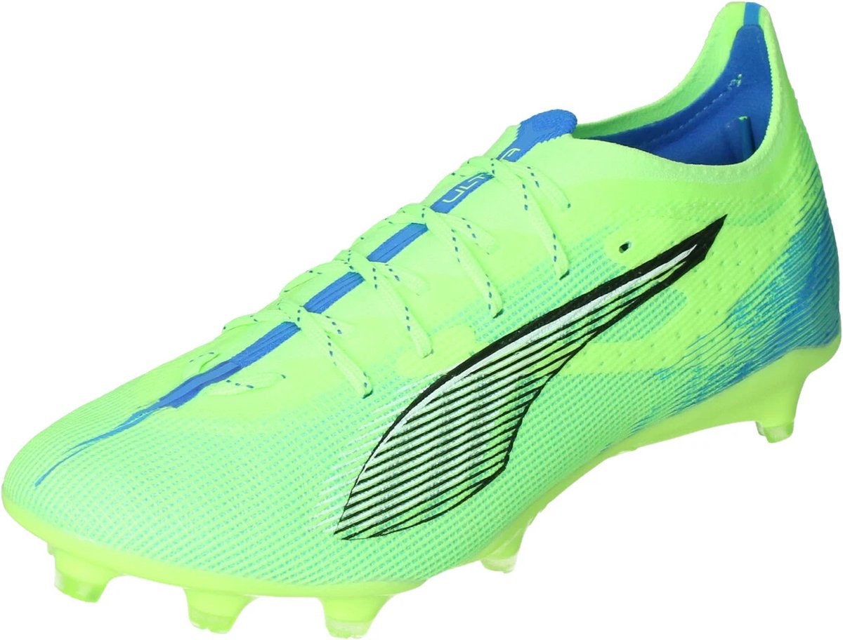 Puma Ultra 5 Pro FG/AG voetbalschoenen in groen met blauwe accenten, maat EU 44 1/2, ontworpen voor snelheid en grip.