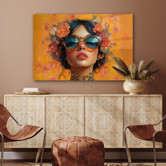 Art en verre d'une femme avec une couronne de fleurs et des lunettes de soleil, fond orange.