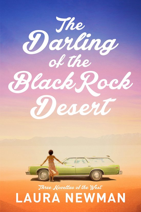 Boekcover met in het midden een stationwagen, met daarnaast een vrouw met een jurk aan. Boven de auto staat 'The Darling of the Black Rock Desert' in sierlijke letters.