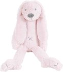 Zachte roze konijnenknuffel met lange oren, grijze details en gestikte 'x'.