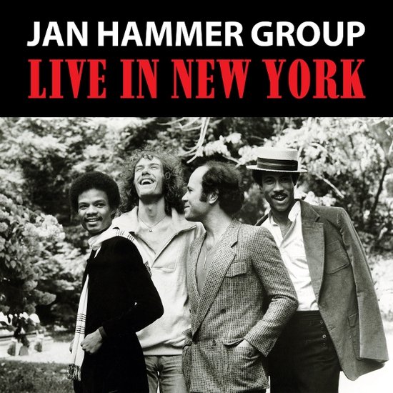 Jan Hammer Group Live in New York albumcover met vier mannen in kleding uit de jaren '70.