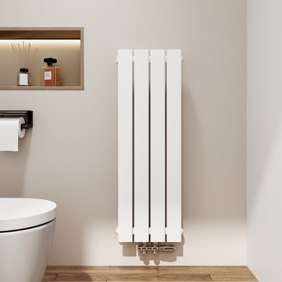 Een verticale, glanzend witte designradiator met vier platte panelen, boven een toilet en houten vloer in een badkamer.