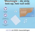 Kleine witte stukjes en een witte wasstrip naast een kartonnen verpakking met blauwe en bruine opdruk. "Sea Breeze".