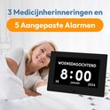 Een lachende vrouw in bed naast een Bollit digitale kalender dagklok met de tekst 'WOENSDAGOCHTEND 8:00 26 JANUARI 2024'.