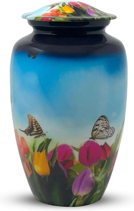 Een urn met een levendig design van tulpen en vlinders tegen een blauwe lucht met een gradiënt.