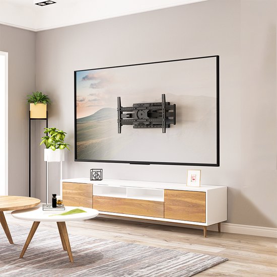 Support TV noir monté au mur derrière un grand téléviseur dans un salon.