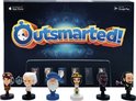 Doos Outsmarted spel met 6 speelfiguren op de voorgrond: piloot, grijs haar, blauwe hoed, farao, Afrikaans-Amerikaans, Shakespeare. Achtergrond met klok en vraagtekens.