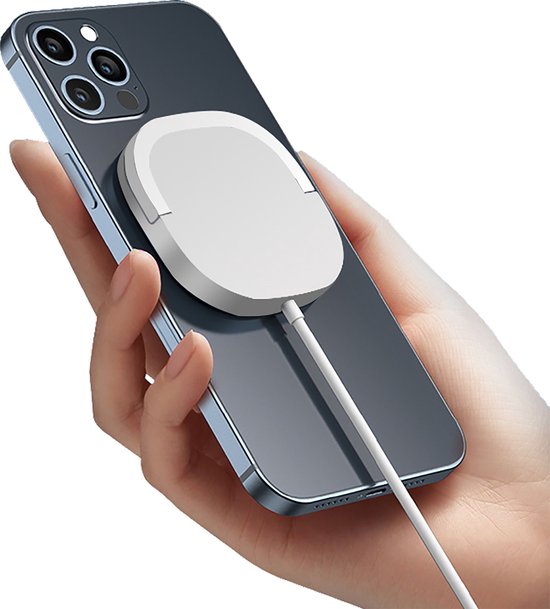 Hand houdt een telefoon met een witte magnetische draadloze oplaadpad.