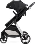 Zwarte kinderwagen met verstelbare duwstang en zilverkleurig frame.