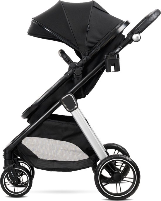 Zwarte kinderwagen met verstelbare duwstang en zilverkleurig frame.