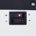 Close-up van de twee rode indicatielampjes en schakelaars I en II op een witte Tristar convector kachel.