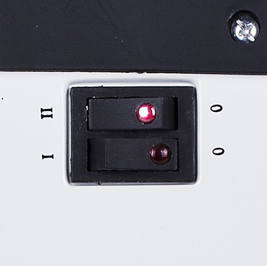 Close-up van de twee rode indicatielampjes en schakelaars I en II op een witte Tristar convector kachel.