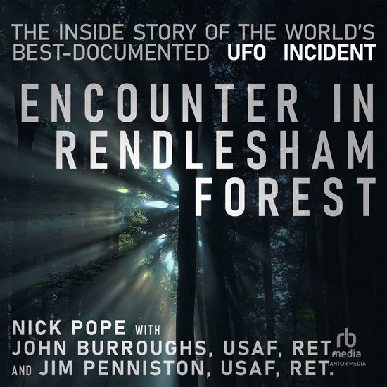Boekomslag voor 'Encounter in Rendlesham Forest', met de tekst 'The inside story of the world's best-documented UFO incident' en de namen van de auteurs.