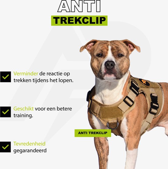 Bruine en witte hond met beige tuigje, met de tekst 'ANTI TREKLIP'.