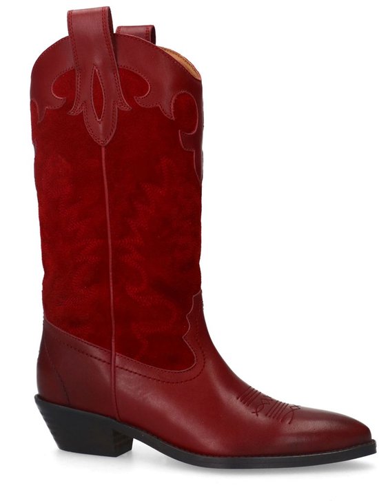 Rode leren cowboylaars met suède schacht en sierstiksels op de neus.
