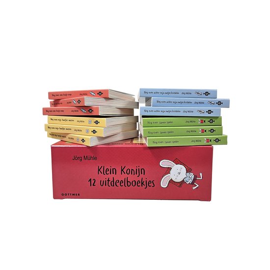 Twaalf Klein Konijn uitdeelboekjes van Jörg Mühle in een rode bewaarbox. De boekjes hebben rode, gele, groene en blauwe kaften met illustraties.