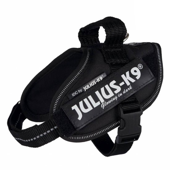Zwart Julius-K9 IDC tuig met tekst 'Glowing in dark' en reflecterende strip.