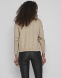 Lichtbeige gebreid vest met lange mouwen, gedragen over een wit shirt en zwarte leren broek, van achteren gezien.
