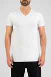 Man met strak wit V-hals T-shirt met korte mouwen, basic fit.