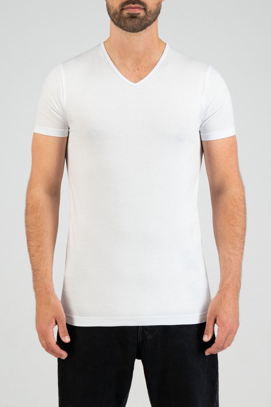 Man met strak wit V-hals T-shirt met korte mouwen, basic fit.