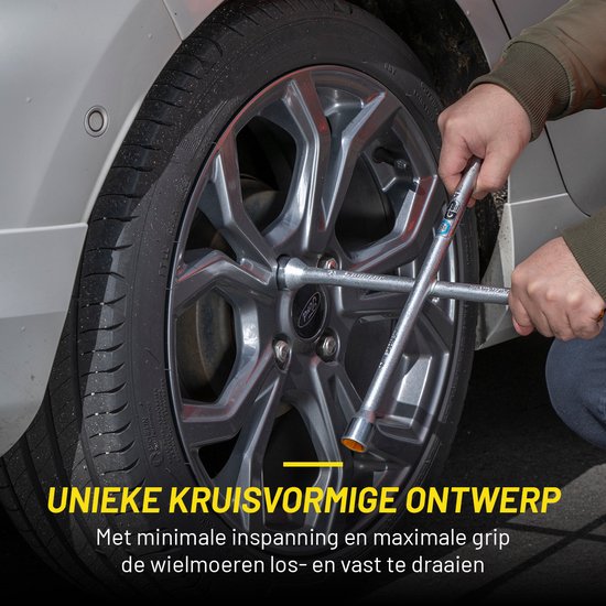 Man met oranje hesje gebruikt kruissleutel op auto.