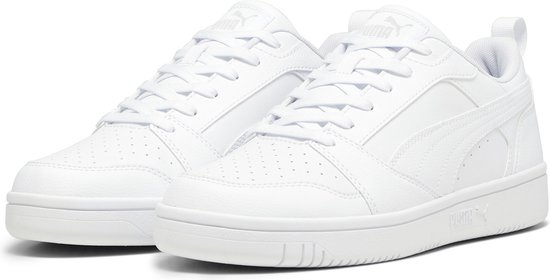 Twee witte leren Puma sneakers met veters en Puma-strepen, op een witte achtergrond.
