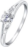 Zilverkleurige ring met een centrale zirkonia en kleinere steentjes op de band.