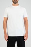 Wit katoenen T-shirt met ronde hals, gedragen door een man met baard en spijkerbroek.
