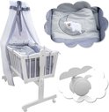 Wit houten kinderbed met hemel, plaid met beren- en maanmotief, ruitjes, en losse wielhouder.