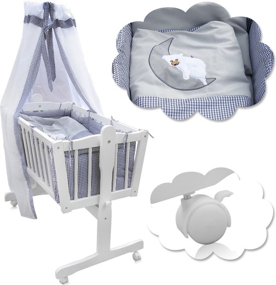 Wit houten kinderbed met hemel, plaid met beren- en maanmotief, ruitjes, en losse wielhouder.
